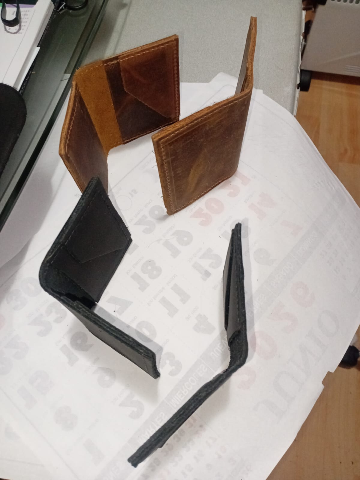 Tarjetero minimalista acabado miel, negro - 100 % cuero